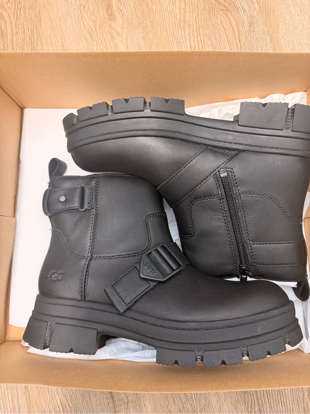UGG Ashton Short Waterproof Combat Boots In Black Leather. Women's Size 9